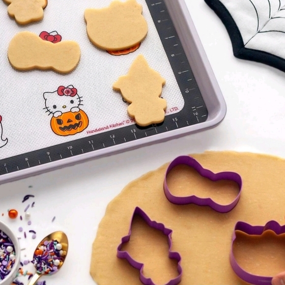 Hello Kitty Cookie Baking Set - Picture 2 of 6